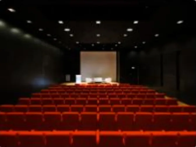 Salle vue du fond, face à la scène